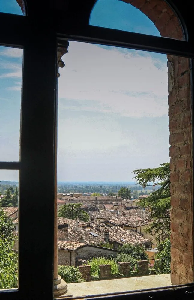 Timeless Views of an Italian Castle — image 4